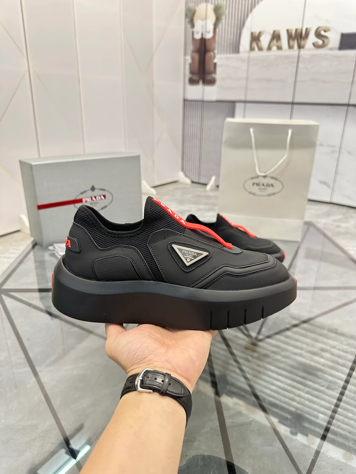 Men's shoes: 💰P500¥ High-end, complete package Product trademark: Prada *"Prada*" low-top casual shoes Regular size: 38-44 (can be customized to 45.46) Couple style Product materials: Upper imported cowhide stitched with original fabric, breathable lining, original outsole. Number: 846